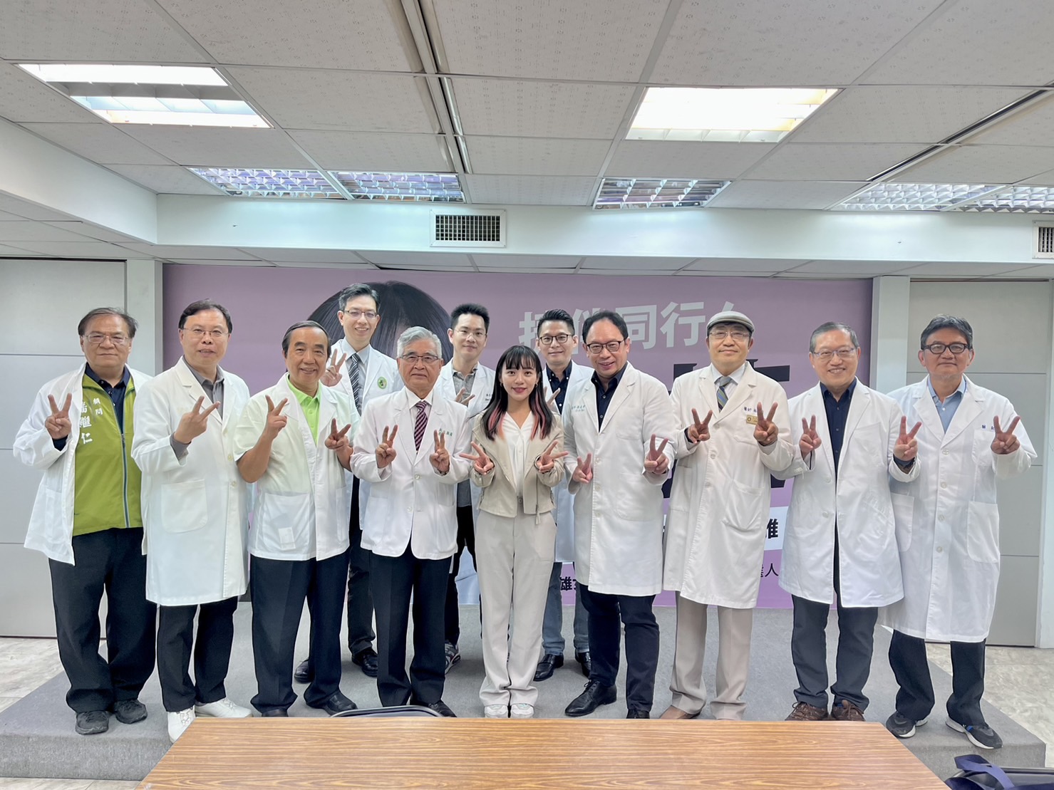 高雄醫界挺黃捷！數十位醫師挺身喊：同心護台灣