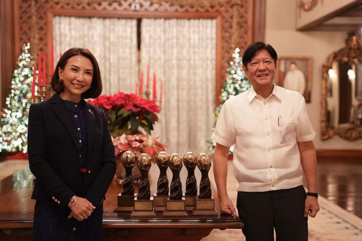 (右)菲律賓總統 Ferdinand R. Marcos, Jr. 與(左)菲律賓觀光部部長 Christina Garcia Frasco 與2023年度世界旅遊獎獎座合影留念。 圖:菲律賓觀光部/來源