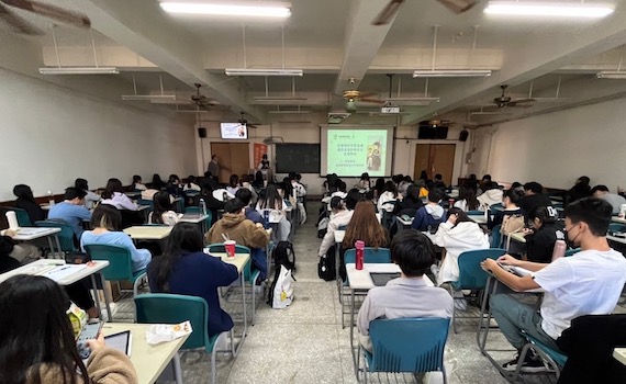 民雄警分局為強化社會新鮮人防詐免疫力 到中正大學做「識詐宣傳」