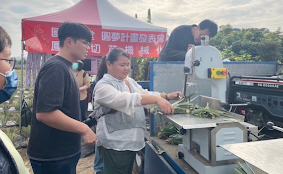 嘉義青農所學落地實踐 辦研發鳳梨切苗實用機械發表