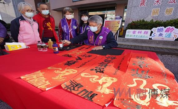 古坑樂齡書法班成果發表 關懷弱勢迎新春揮毫送春聯