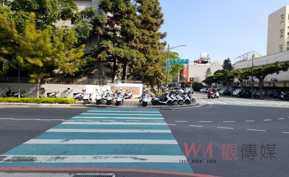 彰化警察機車集體停滿人行道!民眾質疑違法行為引發爭議