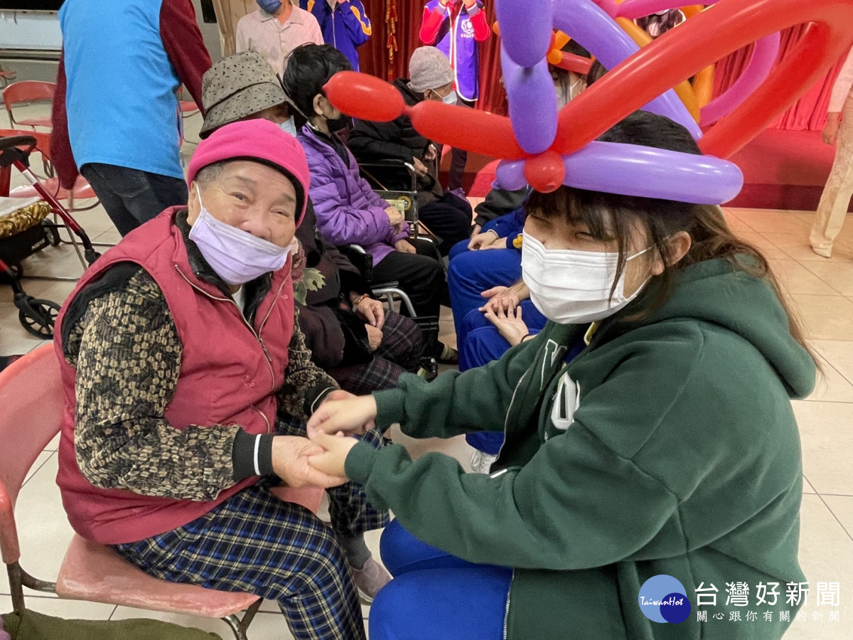 曙光女中學子輕握住民長輩的雙手，