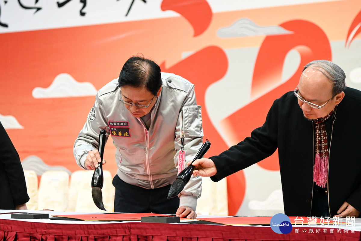 桃園市長張善政為「龍迎墨韻:第18屆桃園全國春聯書法比賽」進行開筆儀式。