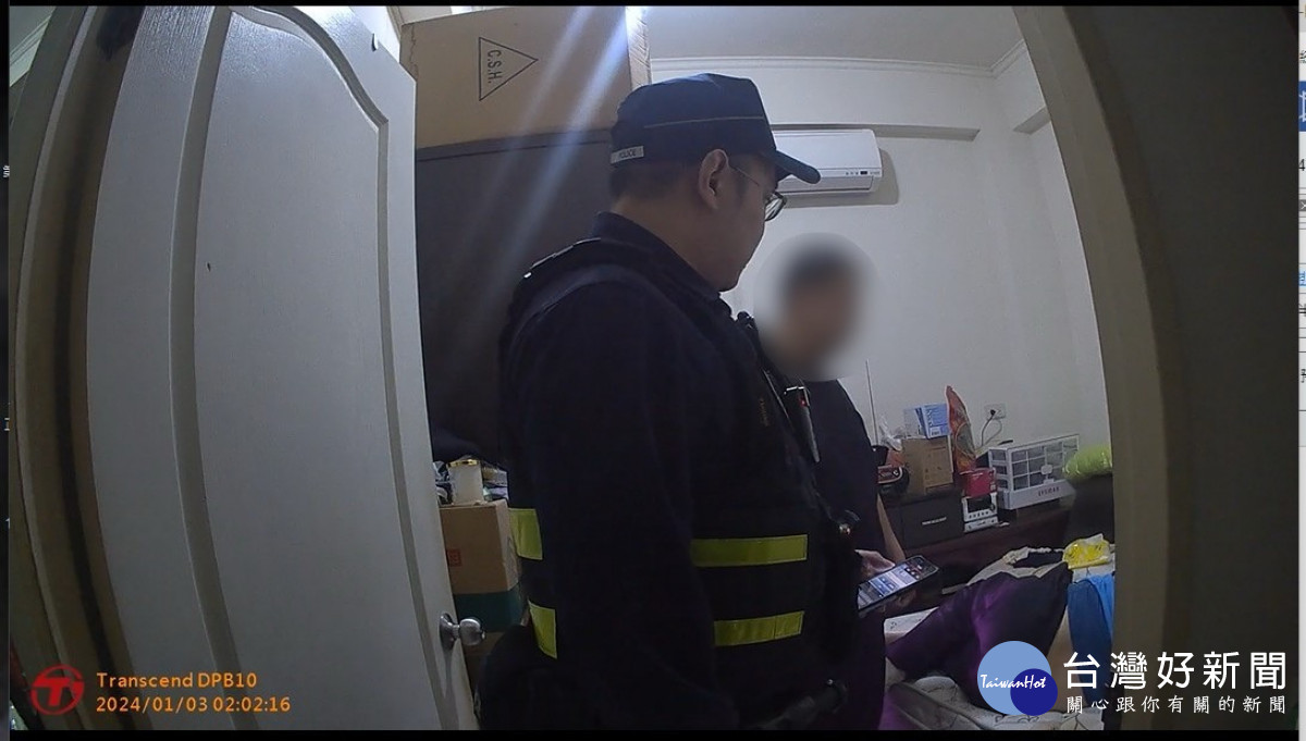 羅男不慎跌落床下，因無法起身，靠著身邊的鐵湯匙敲打牆壁發出求救聲。
