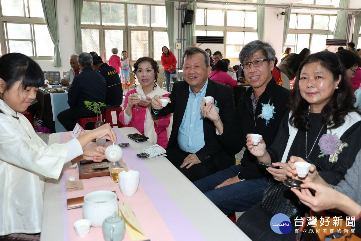 來賓們分享茶鄉好茶香氣四溢。(縣府提供)