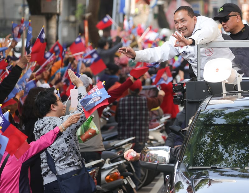 國民黨造勢活動,都可以看到支持者揮舞國旗。圖為侯友宜6日到新北市板橋區車掃拜票/中央社