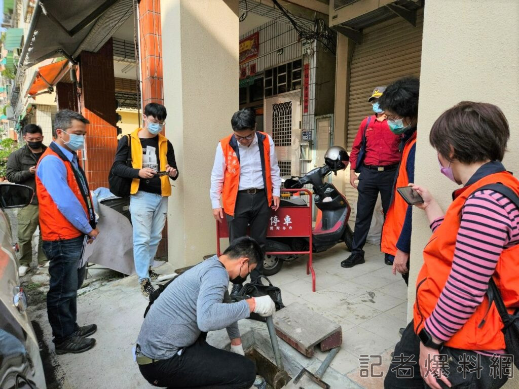指揮官指示現場人員執行非法旅宿斷水斷電。（圖／記者金東天翻攝）
