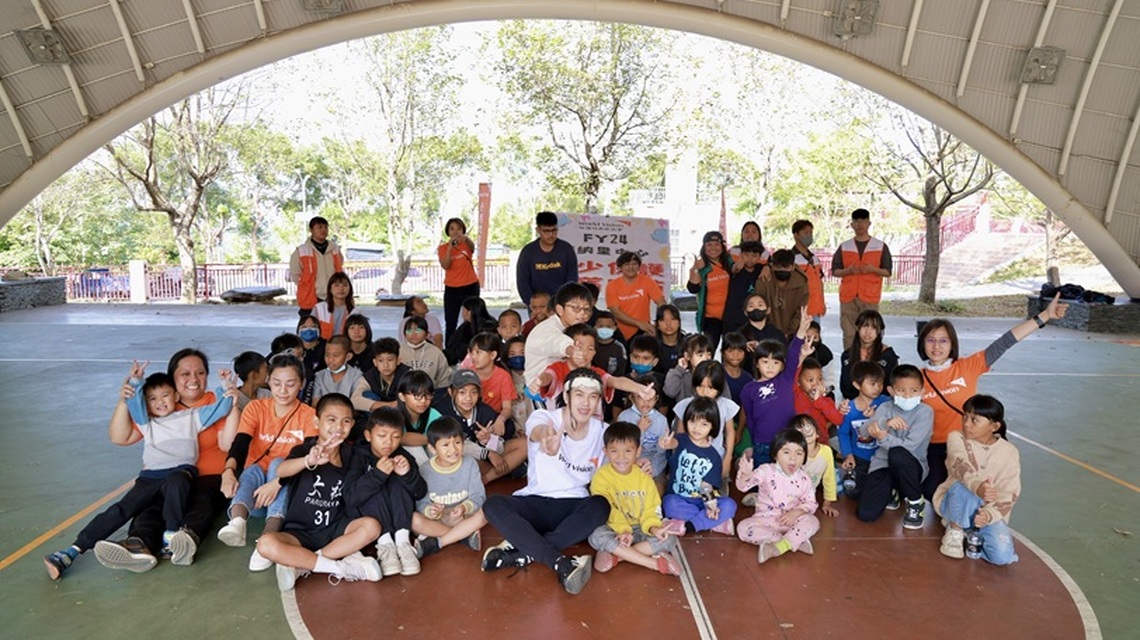 展望會自立青年吳奇軒 啟動傳愛列車探訪屏東禮納里部落 邀請您響應紅包傳愛 讓孩子成為更好的大人
