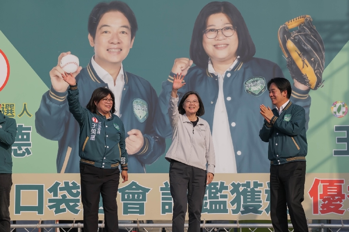 選前衝刺！「在路上」正副駕駛同框  蔡英文、賴清德高舉王美惠雙手齊呼「凍蒜！」