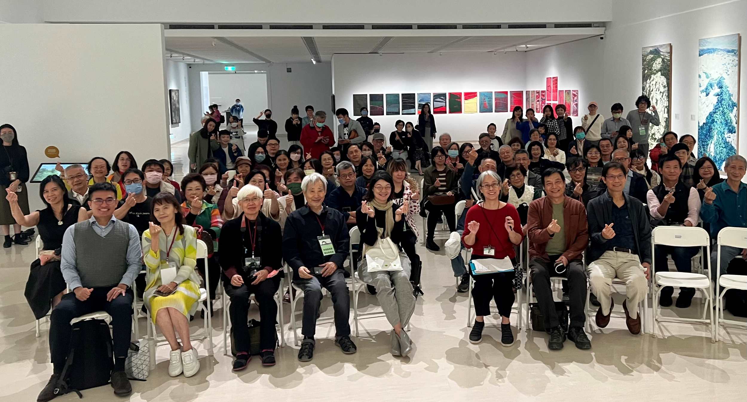 ▲高美館推出全新展覽「透景線:實境的疊隱與擴張」開展儀式大合影。(記者程啟峰攝)