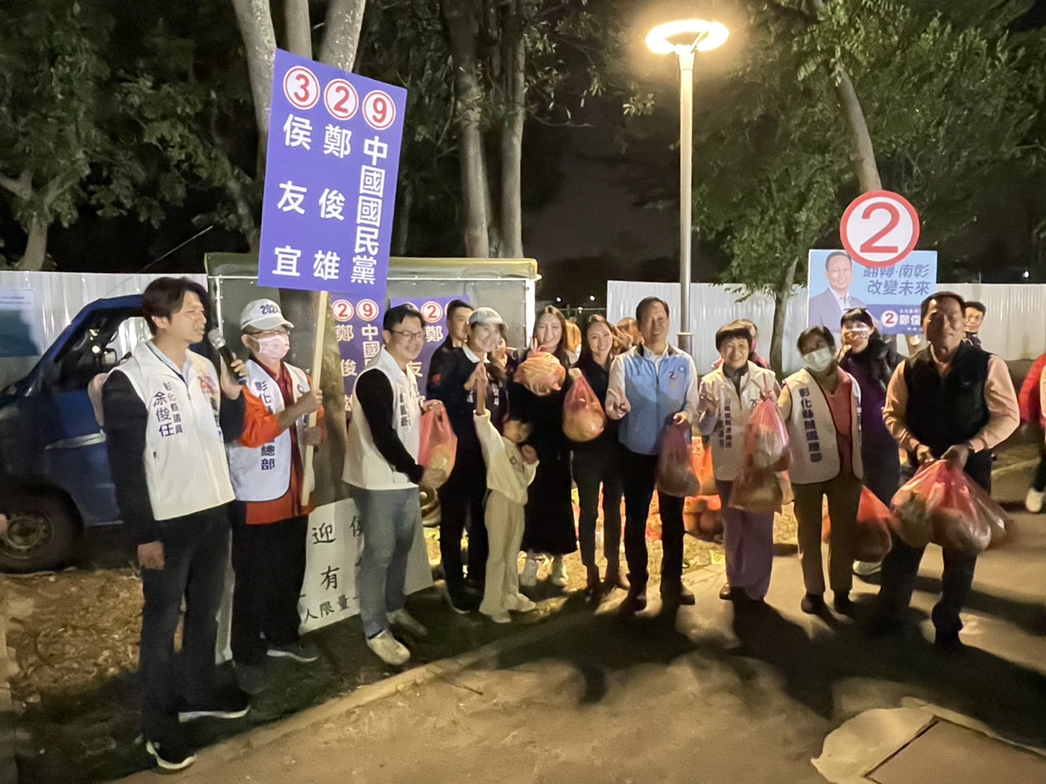 ▲高麗菜產量過剩,價格急跌,田尾公路花園協會理事長劉漢欽主動出手,自掏腰包收購了大批高麗菜,並邀請侯友宜及鄭俊雄聯合競選總部志工,在田尾公路花園夜市廣場免費分發給民眾。(記者張溎壕攝)