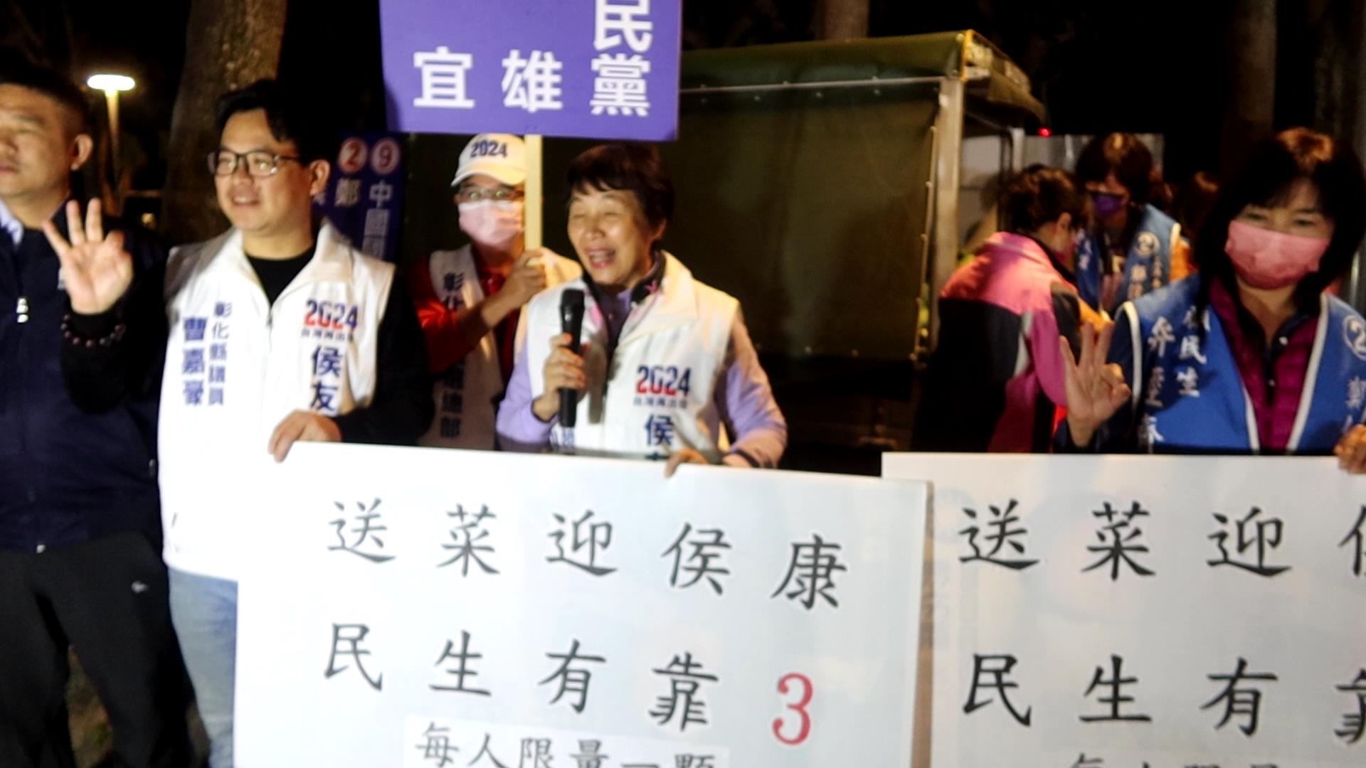 ▲高麗菜產量過剩，價格急跌，田尾公路花園協會理事長劉漢欽主動出手，自掏腰包收購了大批高麗菜，並邀請侯友宜及鄭俊雄聯合競選總部志工，在田尾公路花園夜市廣場免費分發給民眾。（記者張溎壕攝）