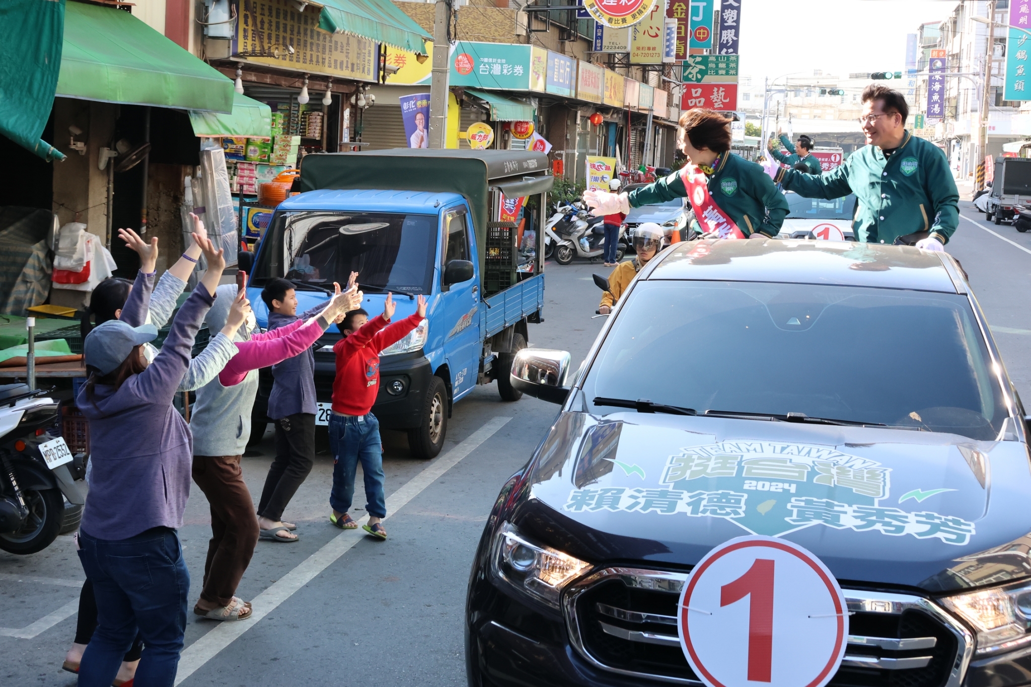 ▲選前黃金周，彰化第二選區立委候選人黃秀芳展開車隊掃街催票，總統府秘書長林佳龍表示，最後一個黃金周將全力催票。（黃秀芳競總提供）