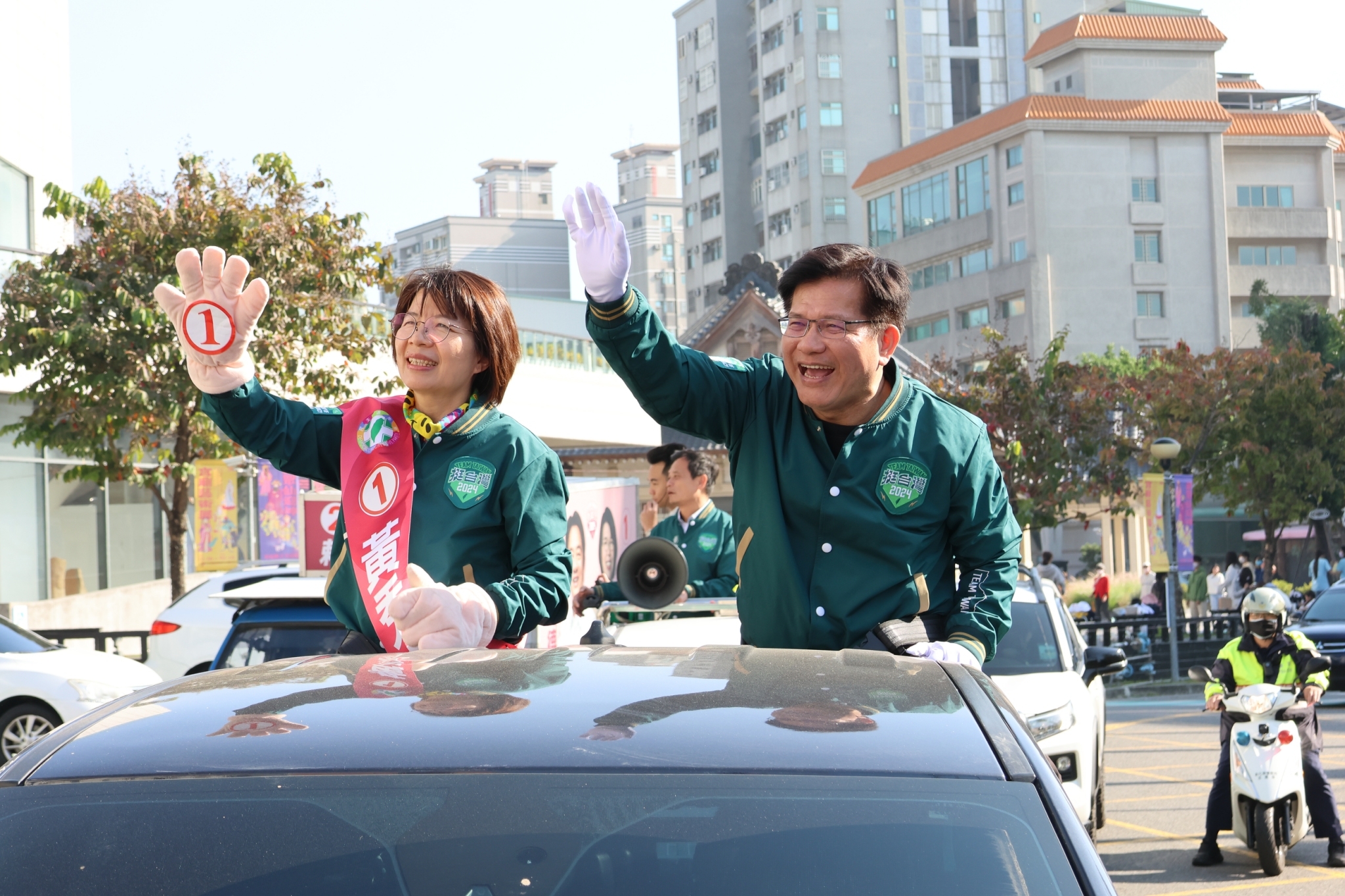 ▲選前黃金周，彰化第二選區立委候選人黃秀芳展開車隊掃街催票，總統府秘書長林佳龍表示，最後一個黃金周將全力催票。（黃秀芳競總提供）