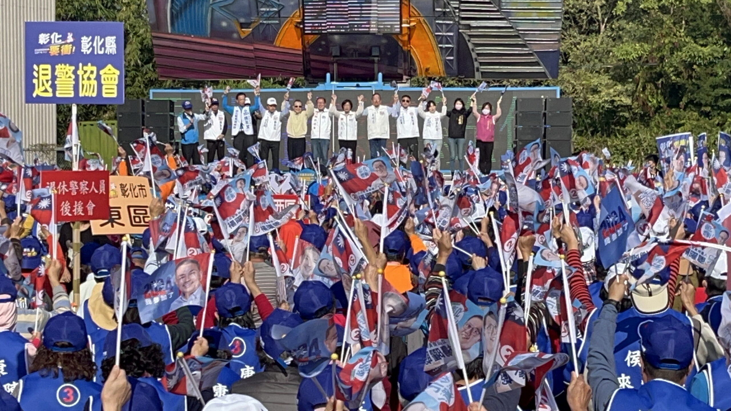 ▲彰化二選區立委候選人楊曜聰於選前黃金周舉辦宗教文化祈福造勢大會,吸引數千群眾參與擠爆活動現場,楊曜聰重申鐵路高架4年動工承諾。(楊曜聰競選總部提供)