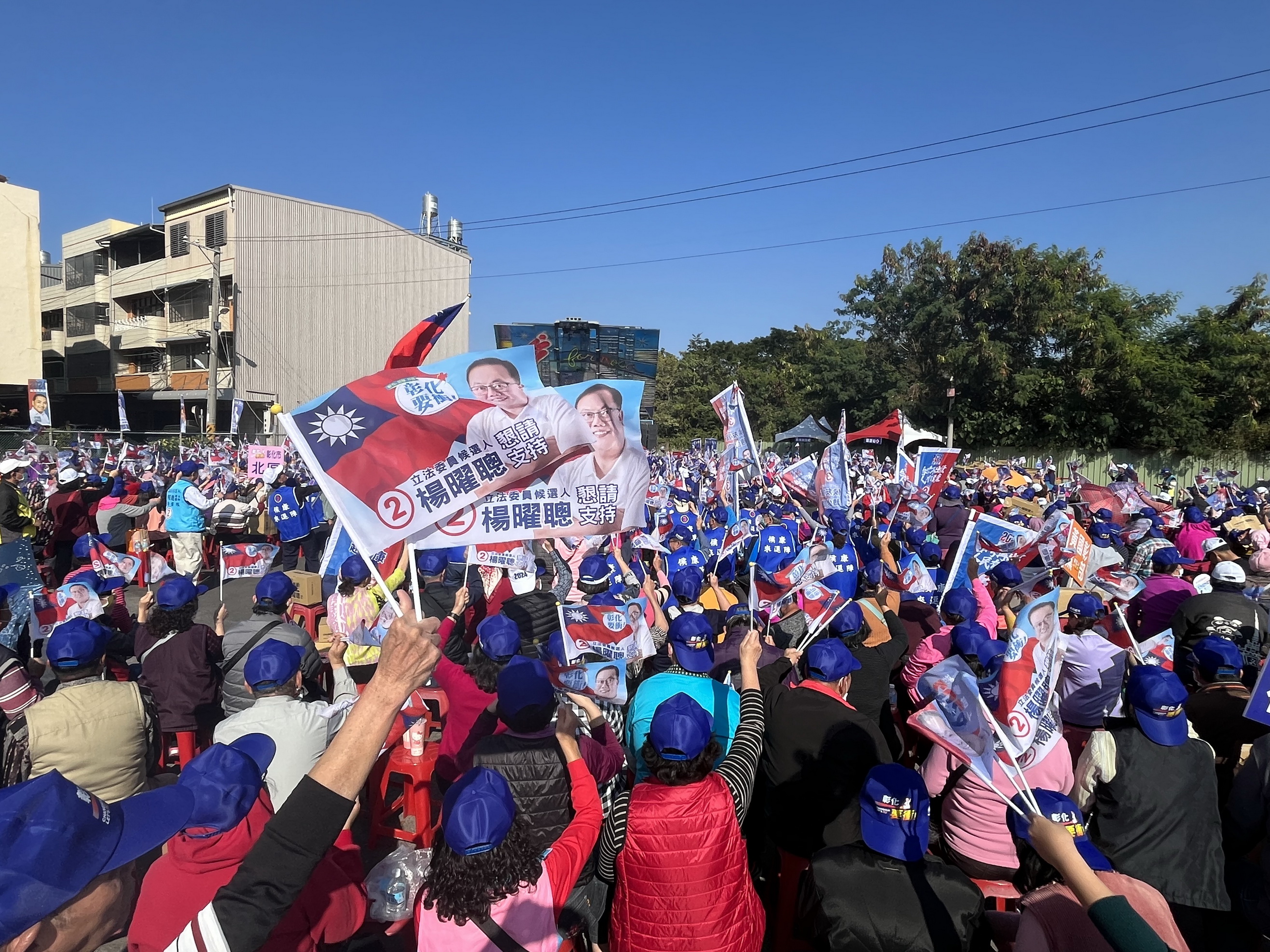 ▲彰化二選區立委候選人楊曜聰於選前黃金周舉辦宗教文化祈福造勢大會,吸引數千群眾參與擠爆活動現場,楊曜聰重申鐵路高架4年動工承諾。(楊曜聰競選總部提供)