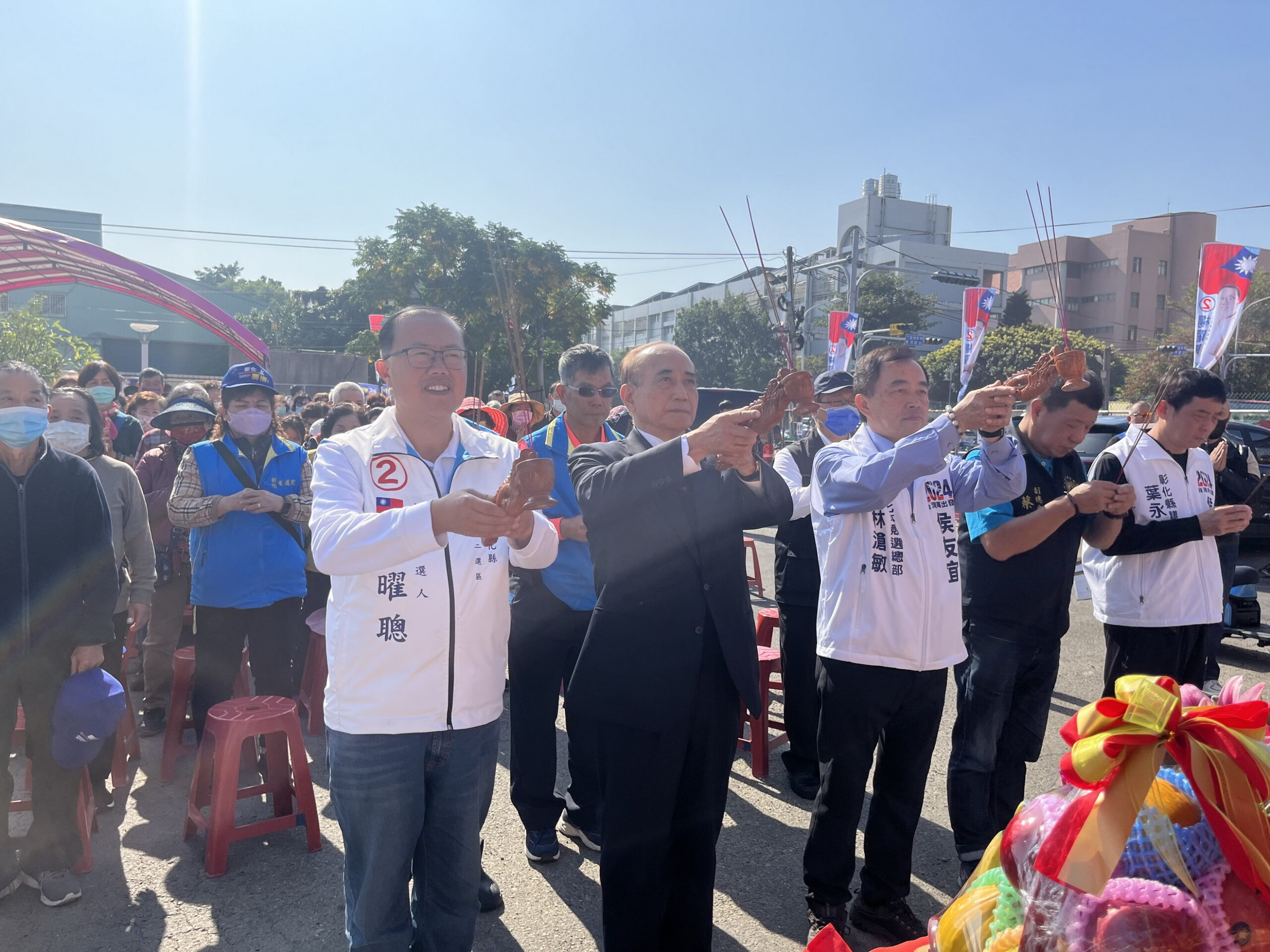▲彰化二選區立委候選人楊曜聰於選前黃金周舉辦宗教文化祈福造勢大會，吸引數千群眾參與擠爆活動現場，楊曜聰重申鐵路高架4年動工承諾。（楊曜聰競選總部提供）