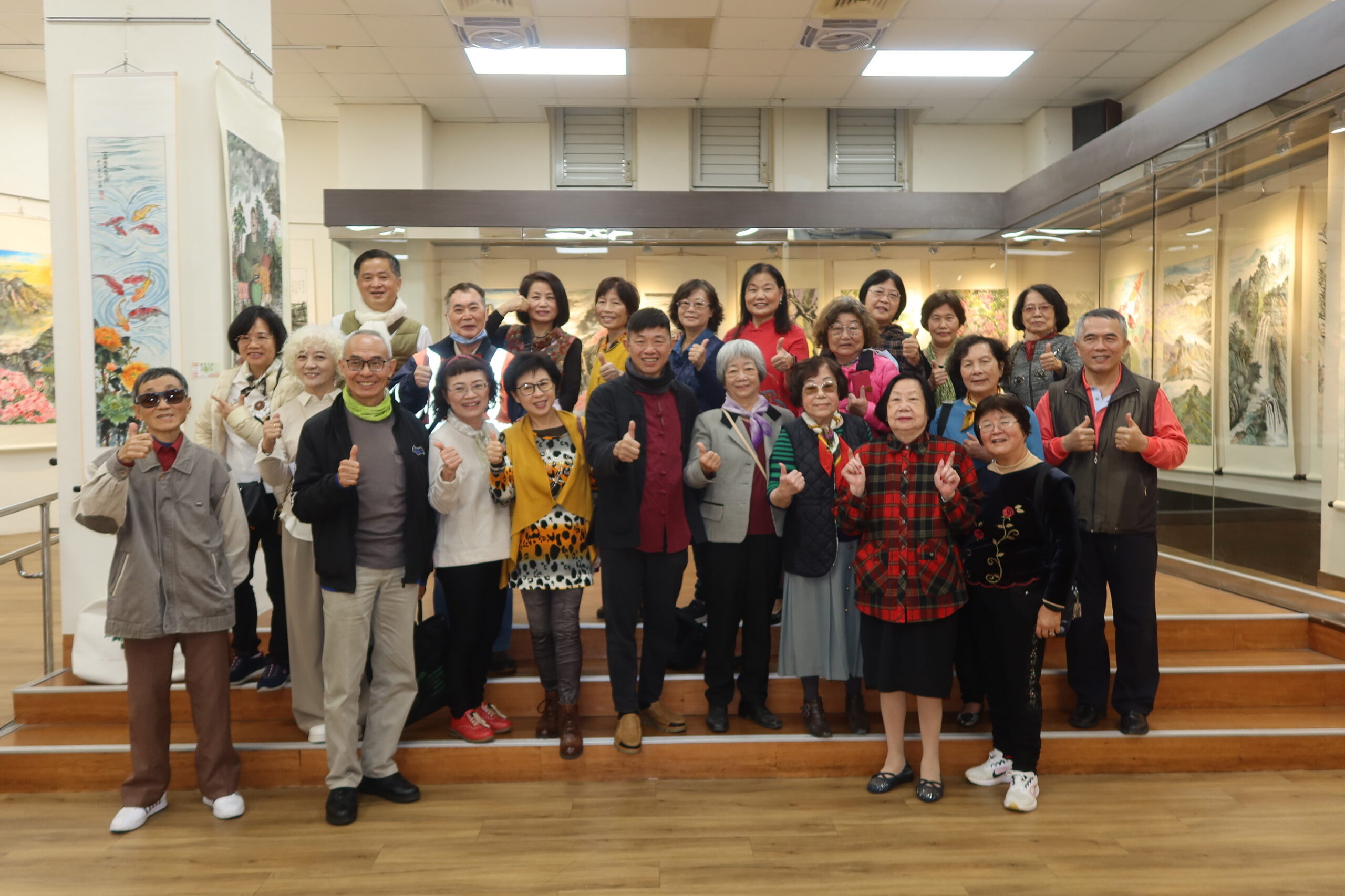 ▲江慶章老師國畫班師生聯展在，展覽作品風格各異，從細膩的水墨山水到充滿生機的花鳥畫。（記者張溎壕攝）