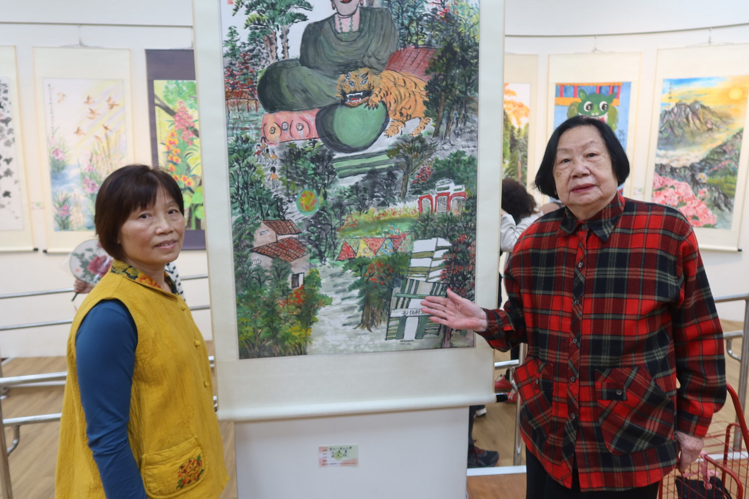 ▲江慶章老師國畫班師生聯展在，展覽作品風格各異，從細膩的水墨山水到充滿生機的花鳥畫。（記者張溎壕攝）