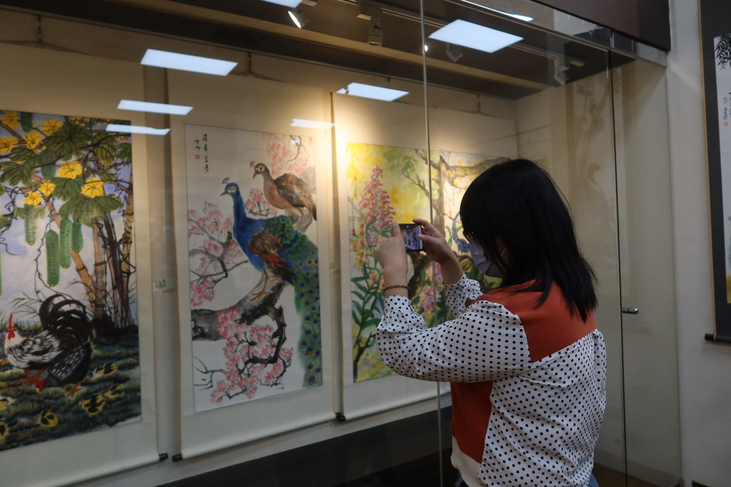 ▲江慶章老師國畫班師生聯展在，展覽作品風格各異，從細膩的水墨山水到充滿生機的花鳥畫。（記者張溎壕攝）