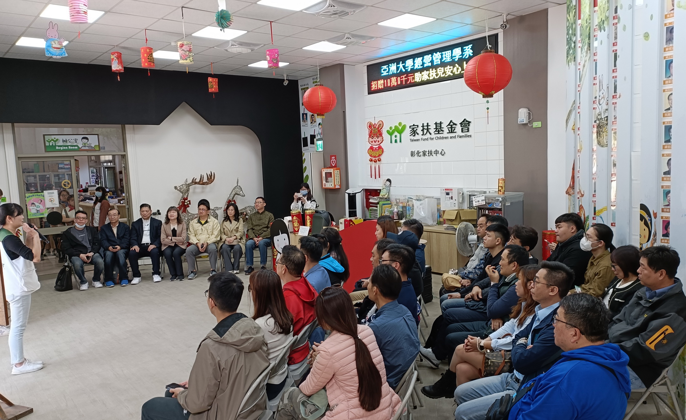 ▲亞大經營管理學系112碩士在職班邀請博士班學生加入愛心行動,募集愛心捐款高達18萬8千元,讓家扶兒可以安心就學。(記者張溎壕攝)