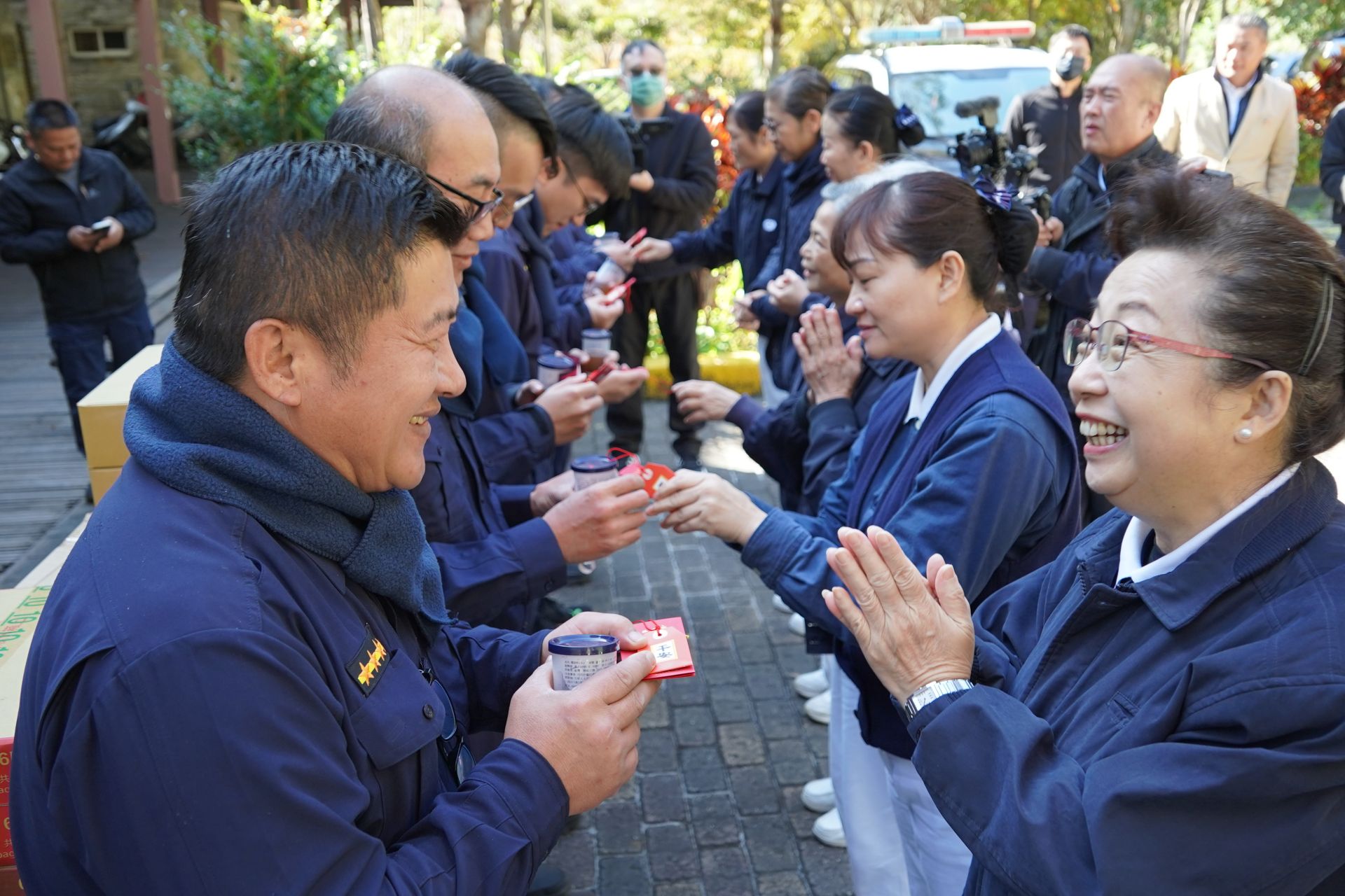 慈濟志工與花蓮縣警察局1月5日上合歡山感恩執行雪季勤務的員警,圖為天祥派出所。