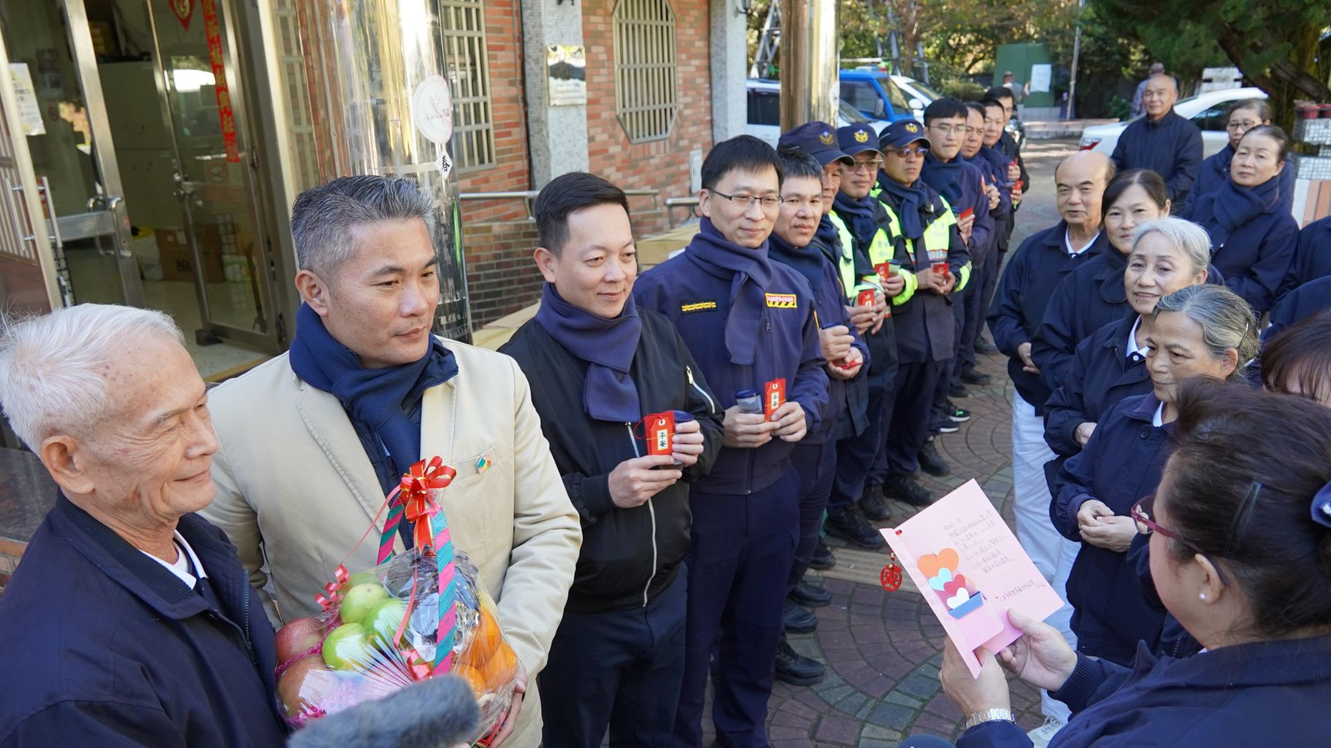 1月5日花蓮縣警察局主任秘書王文生(左二)、交通警察隊長張博皓(左四)、新城分局長吳思翰(左三)以及花蓮慈濟志工,帶著物資到合歡山,圖為合歡派出所。
