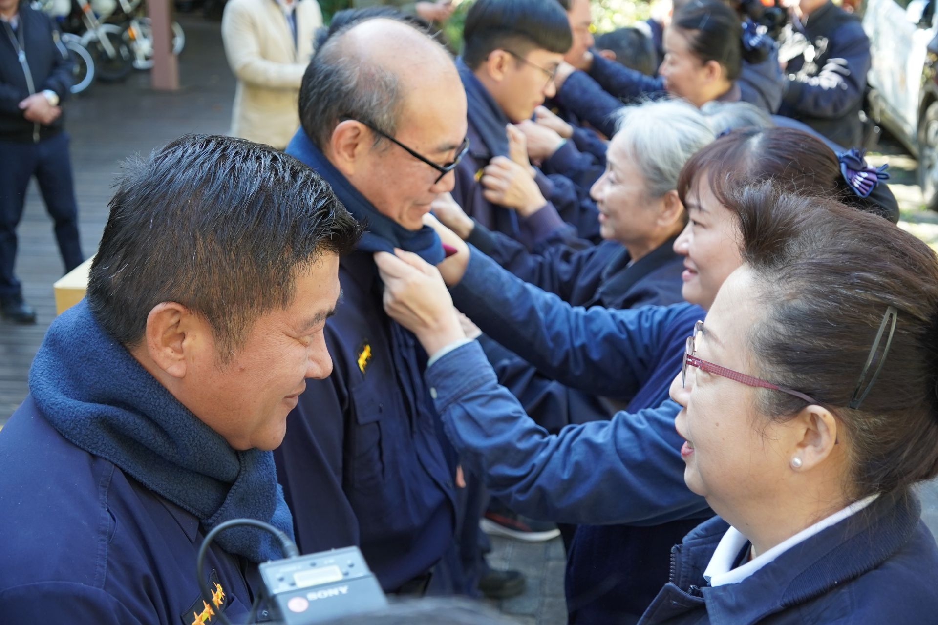 慈濟志工與花蓮縣警察局1月5日上合歡山感恩執行雪季勤務的員警,圖為天祥派出所。