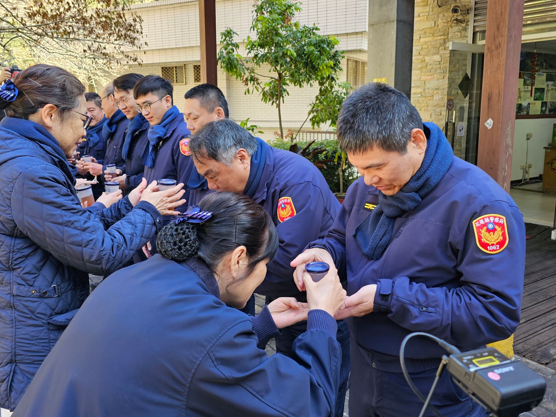 慈濟志工與花蓮縣警察局1月5日上合歡山感恩執行雪季勤務的員警,圖為天祥派出所。