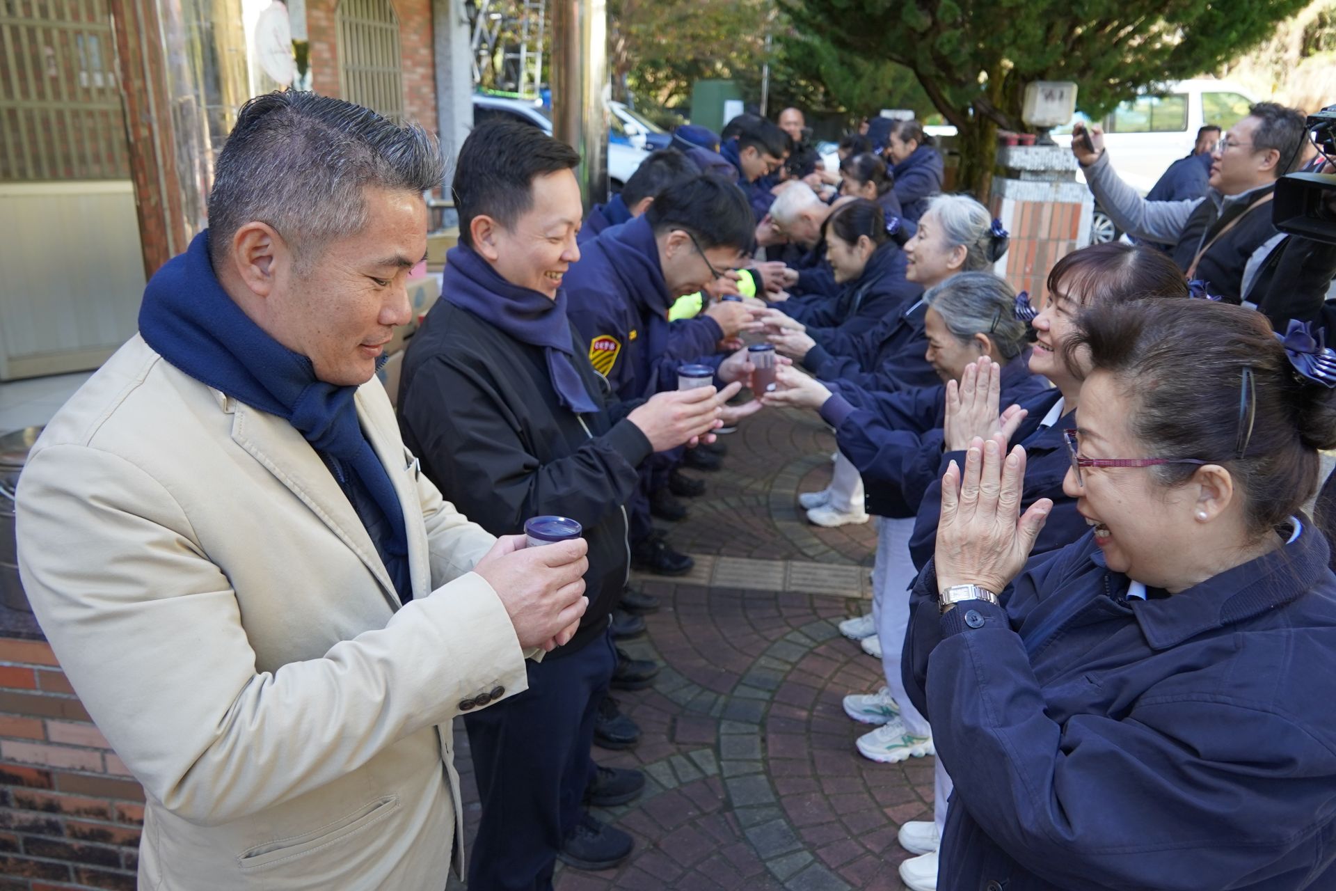 1月5日花蓮縣警察局主任秘書王文生(左一)、交通警察隊長張博皓(左三)、新城分局長吳思翰(左二)以及花蓮慈濟志工,帶著物資到合歡山,圖為合歡派出所。