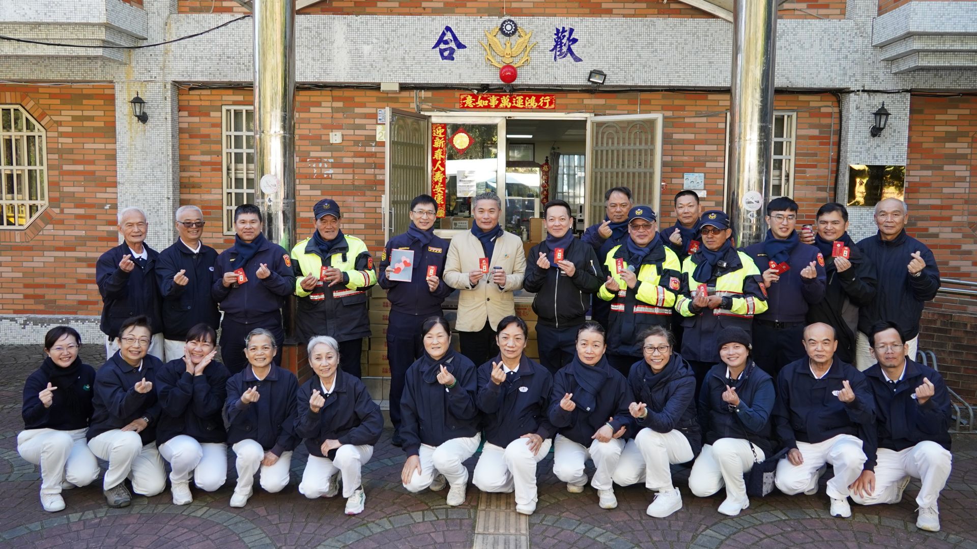 1月5日花蓮縣警察局主任秘書王文生(後排左六)、交通警察隊長張博皓(後排左五)、新城分局長吳思翰(後排左七)以及花蓮慈濟志工,帶著物資到合歡山,圖為合歡派出所