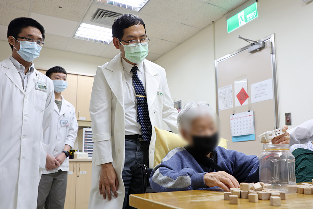 花蓮慈院老年醫學科高聖倫主任與團隊為高齡病患提供急性醫療照顧，並在住院中開始早期復健治療的介入，直到症狀穩定後，下轉至合作醫院進行後續更高頻率且持續性的復健訓練，使盡早恢復健康，重返家中。（TCnews資料畫面）