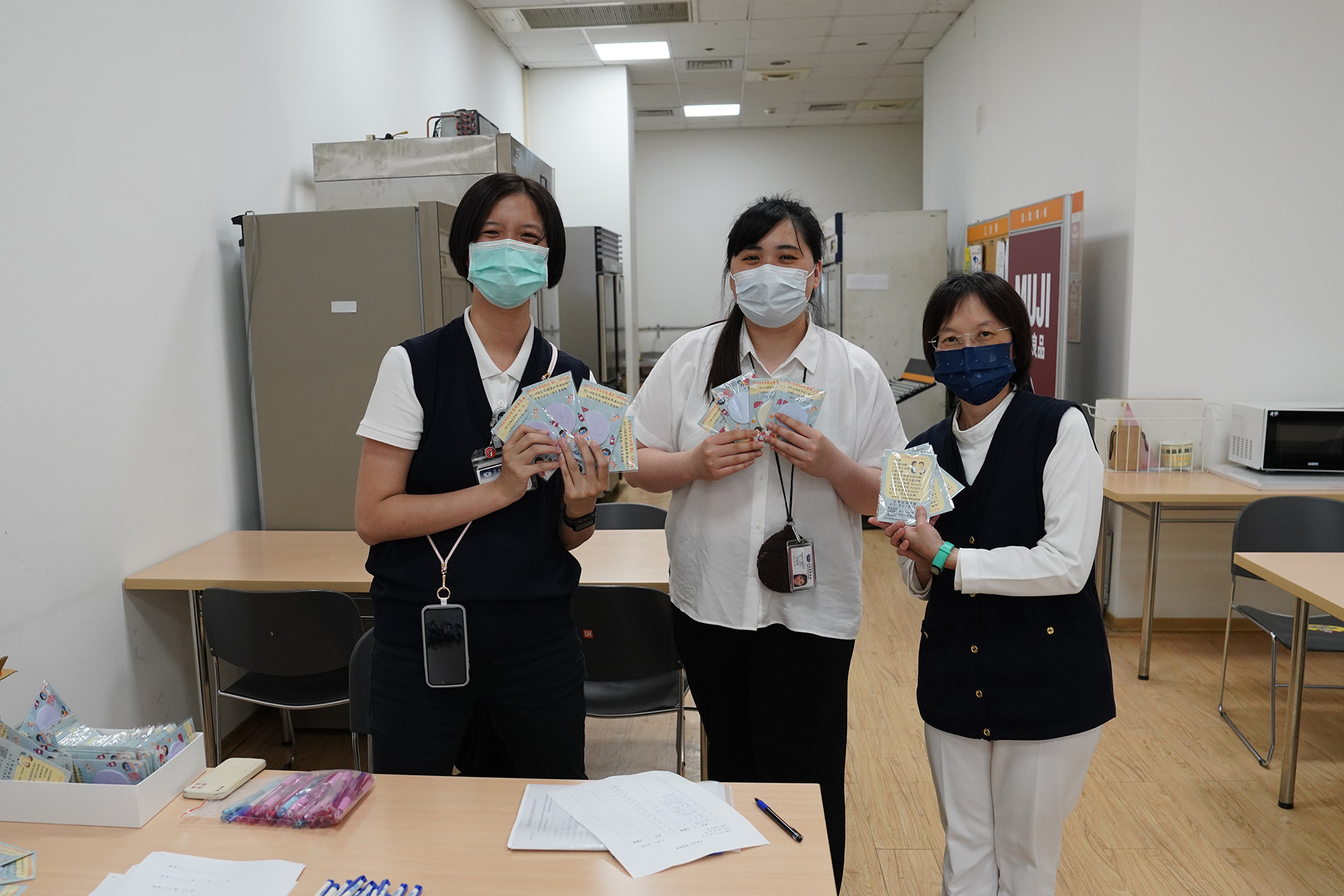 花蓮慈院高齡暨社區醫學部行政組組長洪從善（左起）、邱珮惇、張令雅個管師表示，除了衛教課程之外，花慈社醫部也宣導成人健檢、BC肝篩檢， 希望民眾善用政府提供免費資源來掌握自身健康狀況！（TCnews資料畫面）