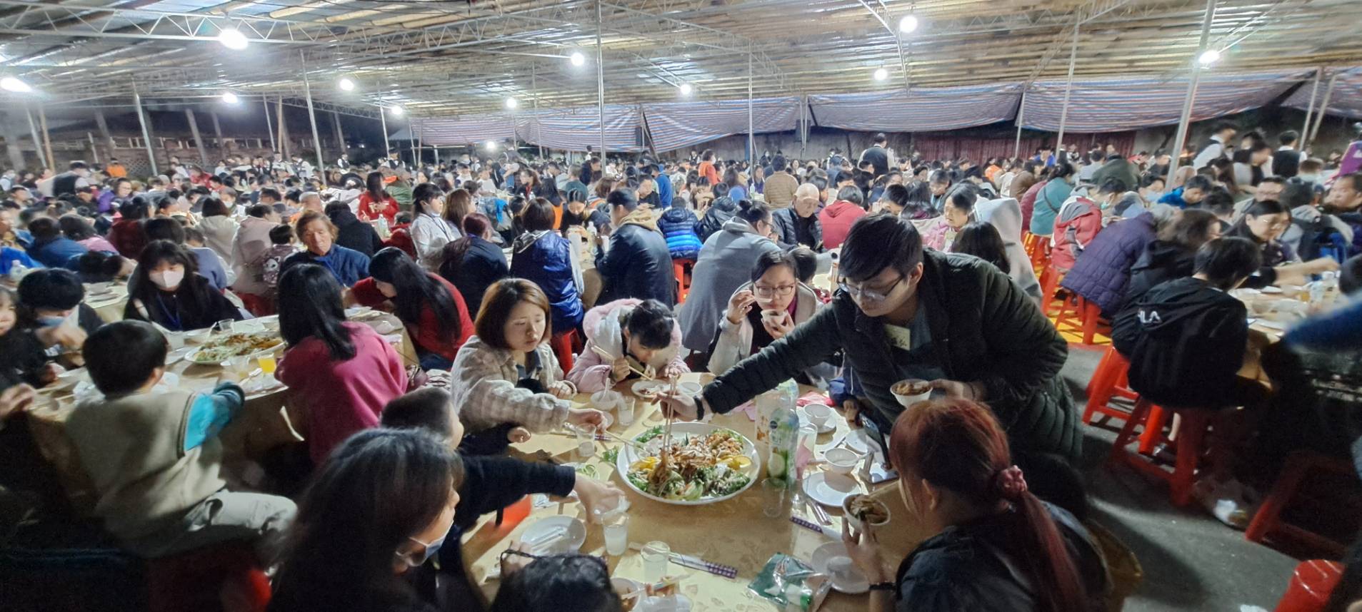寒冬送暖 莊敬高職連續11年百桌愛心圍爐 周可安大宗祠贈福袋給家戶
