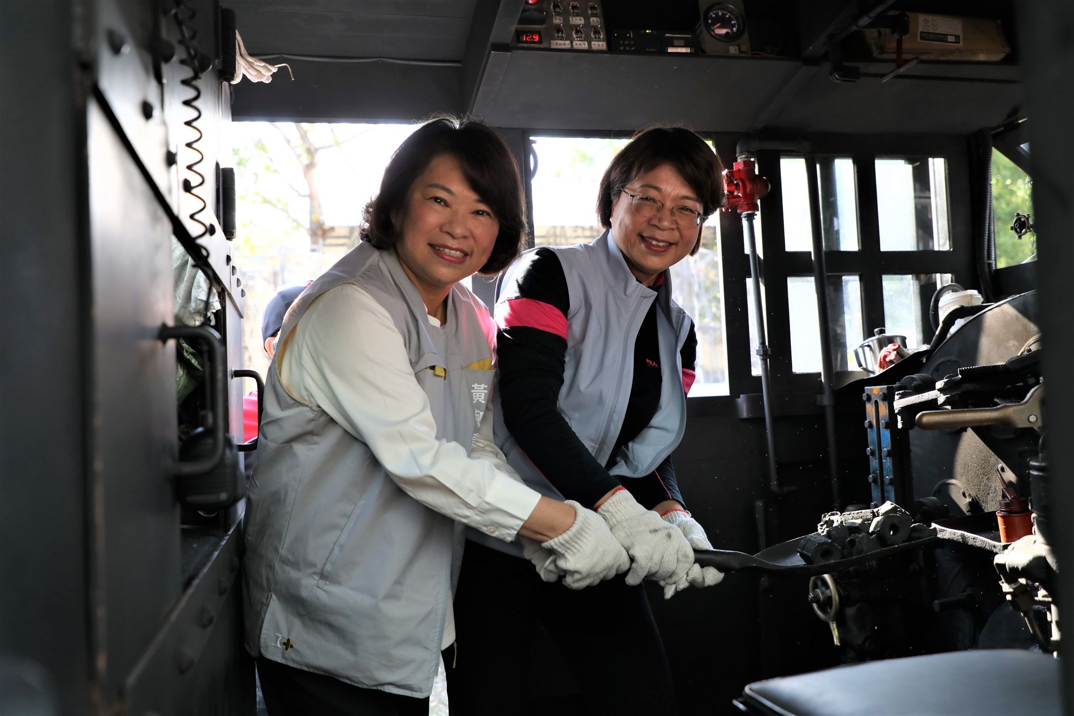 0_黃妙修處長與黃敏惠市長一起剷媒.JPG