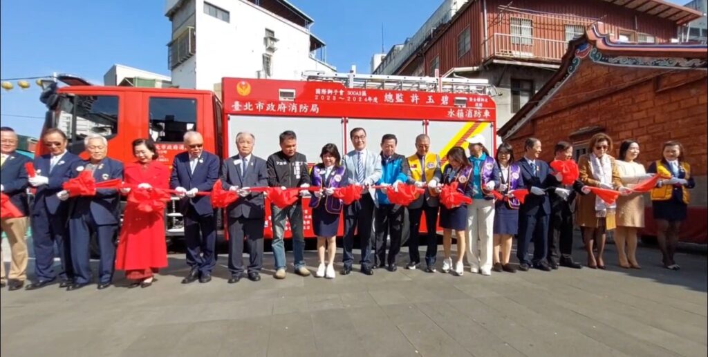 台北市副市長李四川、國際獅子會300A3區總監許玉碧、市議員張志豪與消防局官員、歷任總監一起為捐贈的大型水箱消防車剪綵。