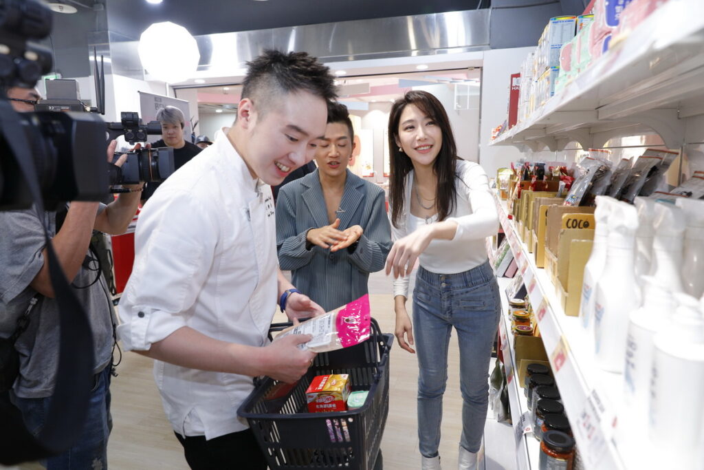 依依用150元有限預算,在東森廣場台北車站自營商店採購食材,做出超級美味健康的料理。