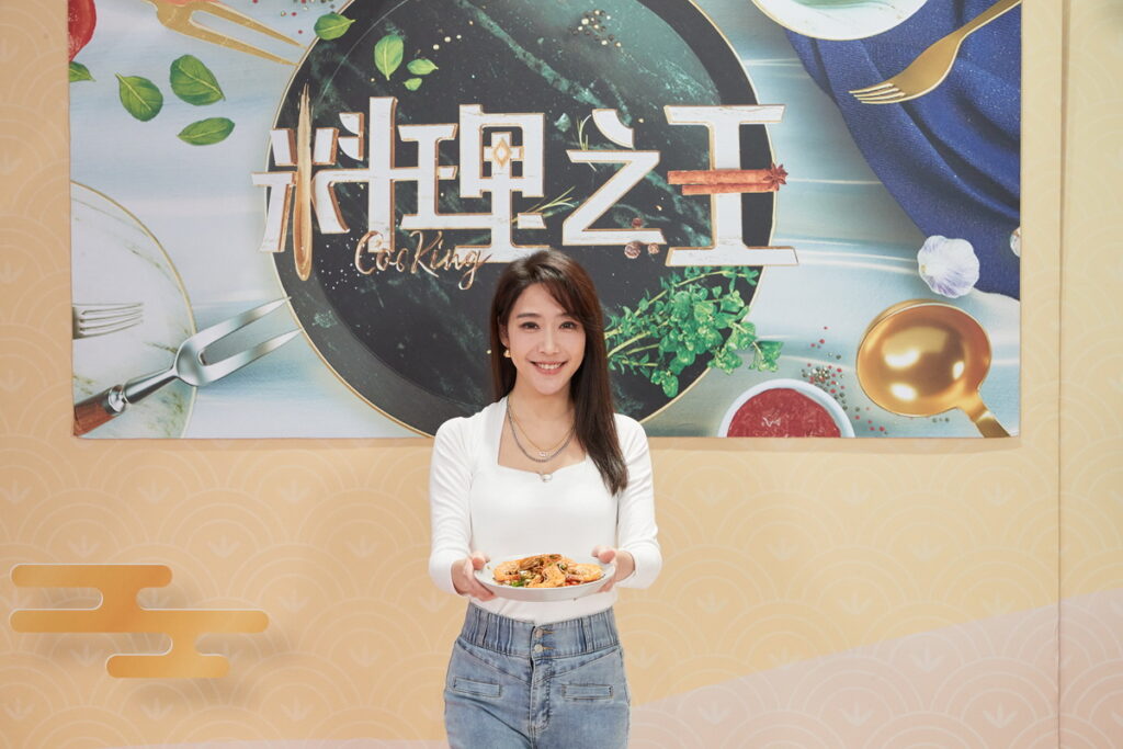 依依分享自己下廚學做料理的動力原來是小孩,也特地為了小孩去考了中餐的料理執照跟烘焙的證照,希望自己能做出更健康、更美味的食物。(1)