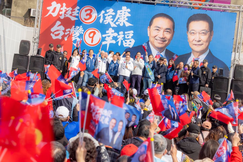 《圖說》國民黨總統候選人侯友宜今日與國民黨主席朱立倫回防新北,所到之處都是滿滿人龍與國旗海。〈侯辦提供〉