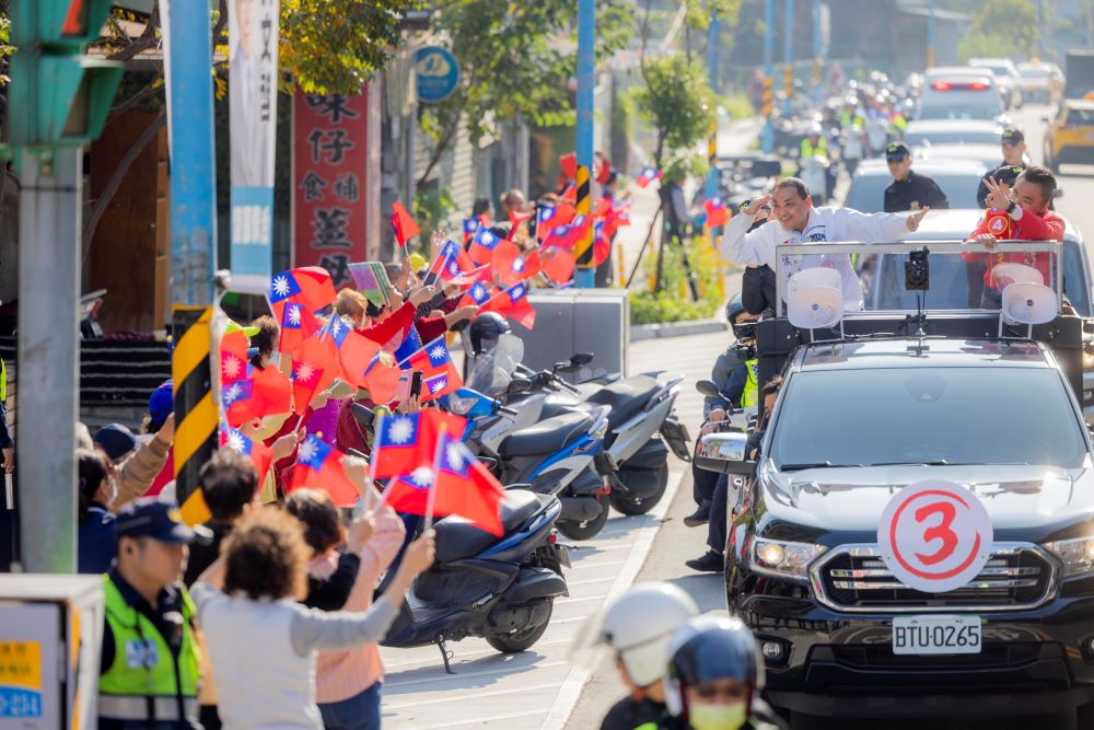 《圖說》侯友宜車掃新北,支持者沿路擠得密密麻麻。〈侯辦提供〉