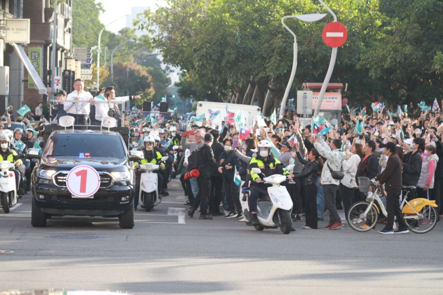 【觀察】人氣爆棚!柯文哲假日車掃人氣高 支持者擠爆台中市民廣場 242 【觀察】人氣爆棚!柯文哲假日車掃人氣高 支持者擠爆台中市民廣場 241