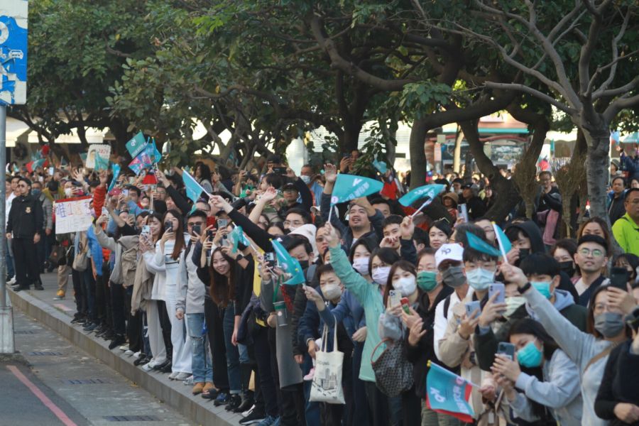 【觀察】人氣爆棚!柯文哲假日車掃人氣高 支持者擠爆台中市民廣場 244 【觀察】人氣爆棚!柯文哲假日車掃人氣高 支持者擠爆台中市民廣場 243