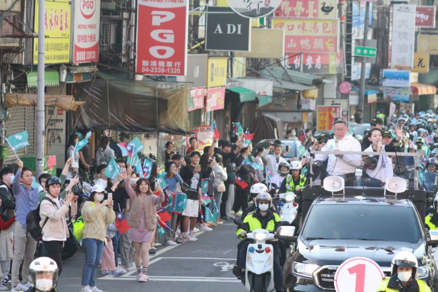 【觀察】人氣爆棚!柯文哲假日車掃人氣高 支持者擠爆台中市民廣場 248 【觀察】人氣爆棚!柯文哲假日車掃人氣高 支持者擠爆台中市民廣場 247
