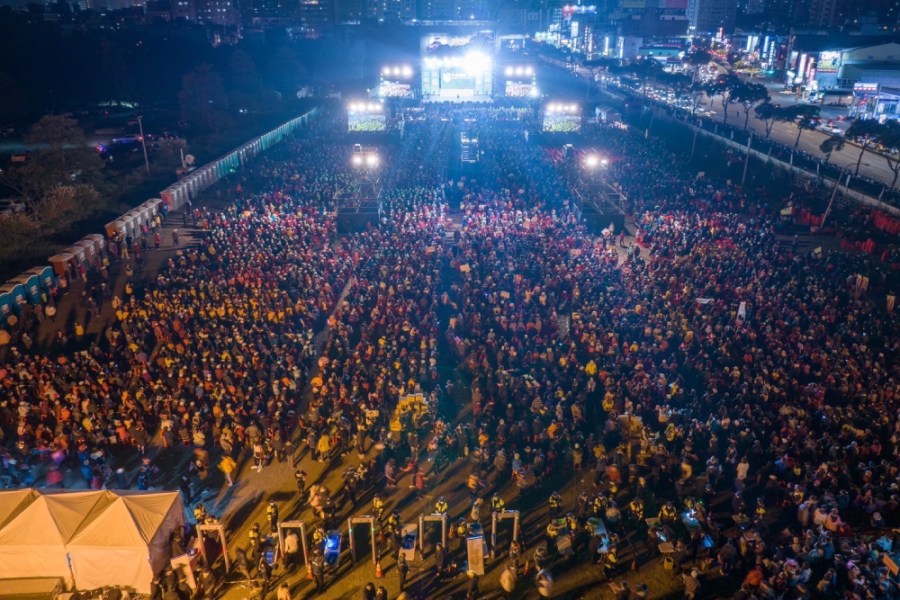 超過十萬人湧入桃園選前造勢 賴清德:未來要帶國家走得更遠 260 賴清德6日桃園大造勢,湧入逾10萬人。