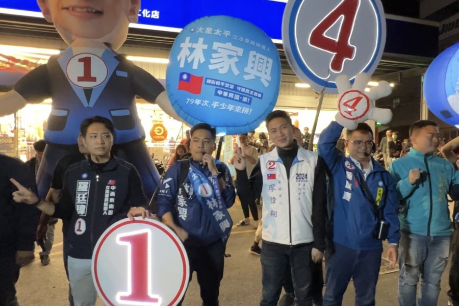 柯文哲台中造勢湧入五萬人 藍四小雞也來場外蹭人氣 260 柯文哲台中造勢,藍營小雞蹭人氣。(方炳超攝)