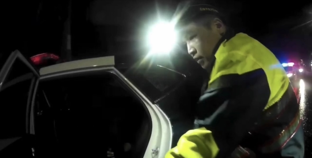 酒駕拒警盤查飛車逃逸 見警心虛逃竄遭攔截圍捕送辦。〈圖／記者蔡宗武翻攝〉