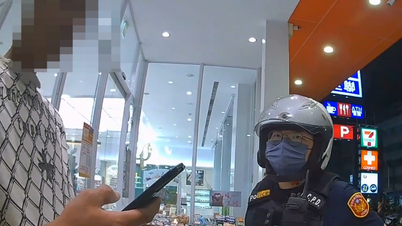 男子無照又酒駕 見警急躲超商 聽到要酒測：我先打電話問媽媽。〈圖／記者蔡宗武翻攝〉
