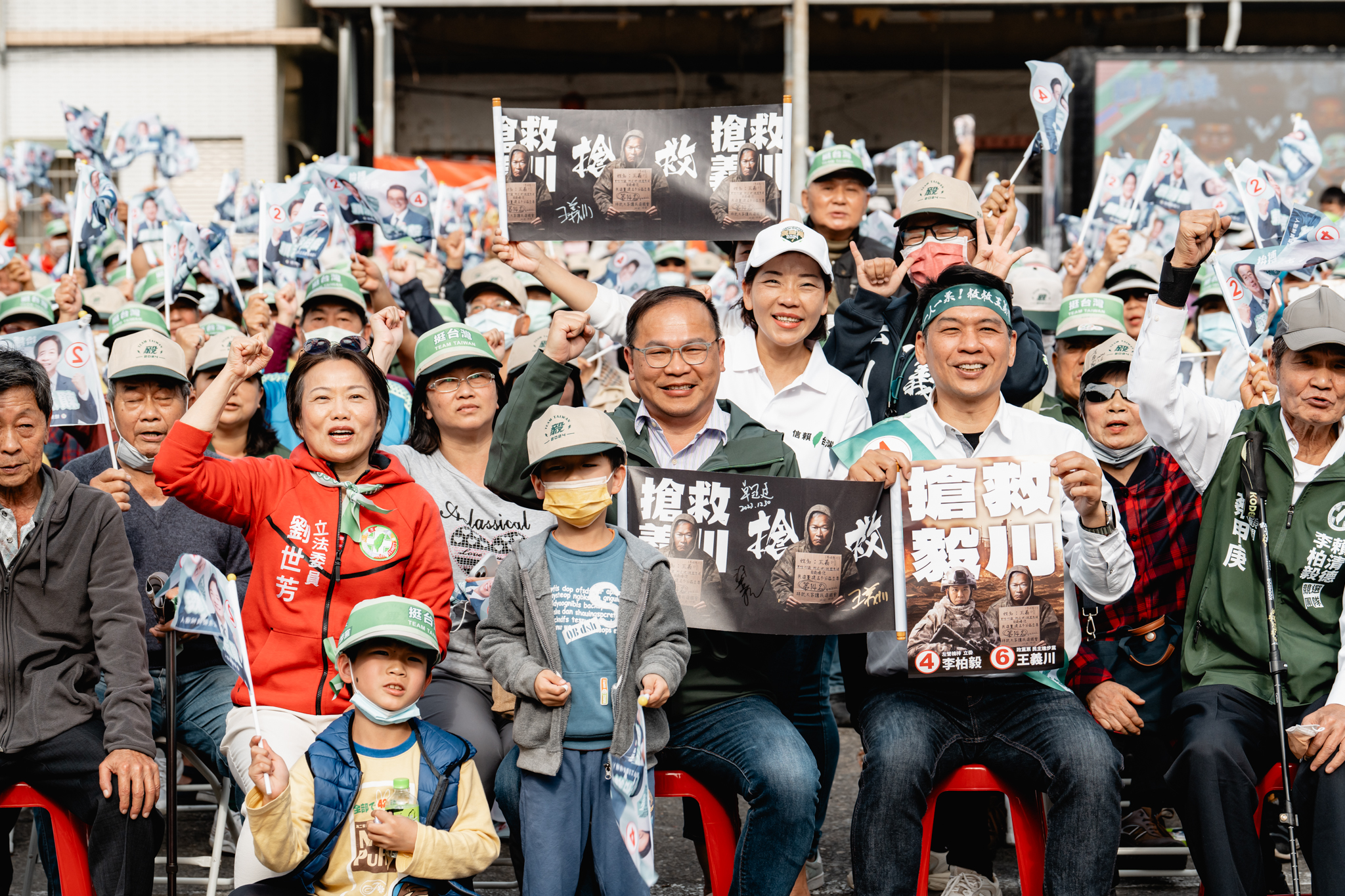 王義川返鄉籲左楠鄉親團結 李柏毅送上生髮水致謝