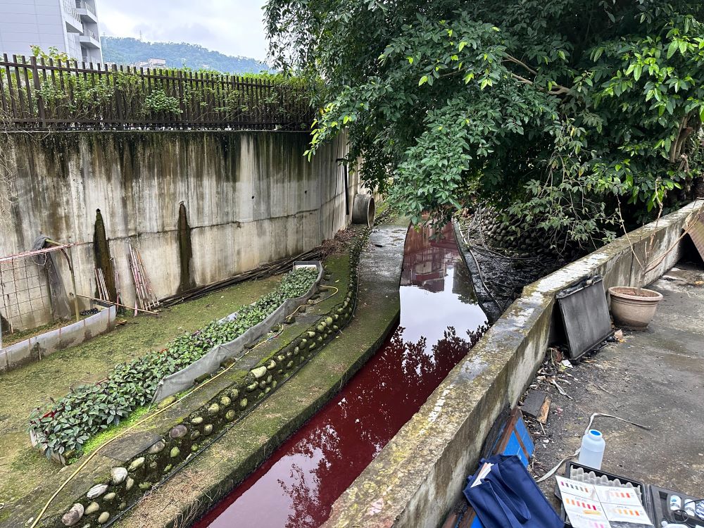 廢水染紅河川    化工廠面臨600萬元罰鍰